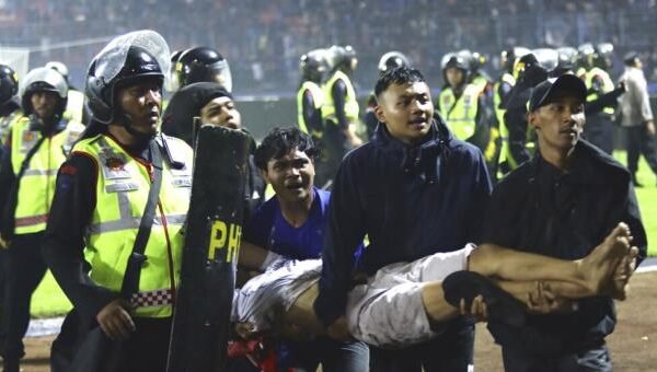 Diperbarui (2): 125 orang tewas akibat gas air mata yang memicu kerusuhan di pertandingan sepak bola Indonesia