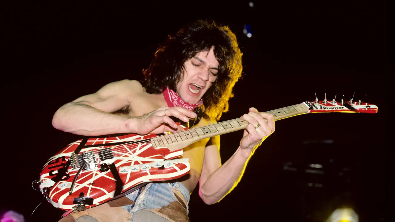 Eddie Van Halen mengalami rasisme saat tumbuh sebagai anak ras campuran dari seorang ibu Indonesia, kata David Lee Roth
