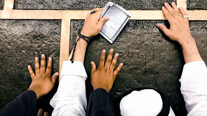 Indonesia Melegalkan Umrah Mandiri: Perbedaan Utama dari Umrah Reguler