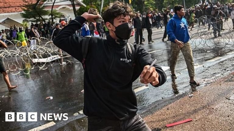 Tiga orang tewas setelah protes atas kematian sopir taksi di Indonesia