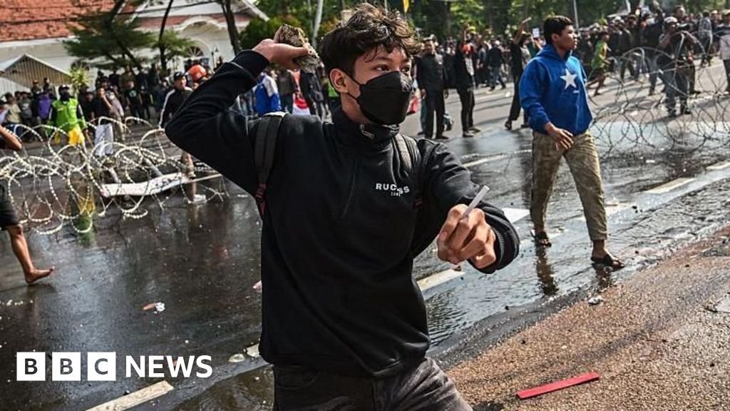 Tiga orang tewas setelah protes atas kematian sopir taksi di Indonesia