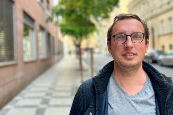 "Disinformasi bisa menjadi gaya hidup": Tomáš Koblížek tentang bagaimana berita palsu berkembang pesat - dan bagaimana cara melawannya