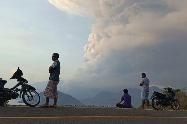 Gunung Lewotobi Laki Laki di Indonesia mengeluarkan awan panas yang menjulang tinggi