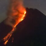 Gunung Merapi di Indonesia meletus dan memuntahkan lahar panas