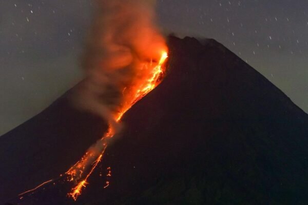 Gunung Merapi di Indonesia meletus dan memuntahkan lahar panas