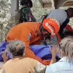 Gunung berapi di Indonesia, Gunung Lewotobi Laki Laki meletus, membakar rumah-rumah dan menewaskan sedikitnya 10 orang di Pulau Flores