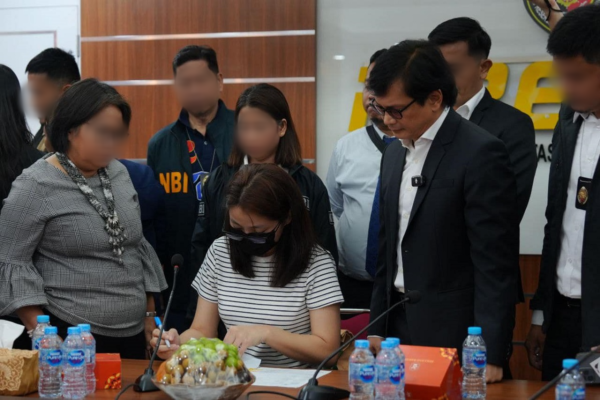 Hontiveros meminta untuk menghentikan perlakuan selebriti terhadap mantan Walikota Bamban, Alice Guo