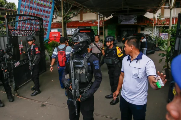 Ledakan di masjid sekolah menengah atas di Jakarta, Indonesia saat salat Jumat melukai puluhan siswa