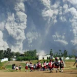Maskapai penerbangan dalam "peringatan merah" saat gunung berapi menyemburkan abu panas ke langit
