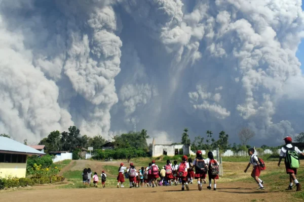 Maskapai penerbangan dalam "peringatan merah" saat gunung berapi menyemburkan abu panas ke langit