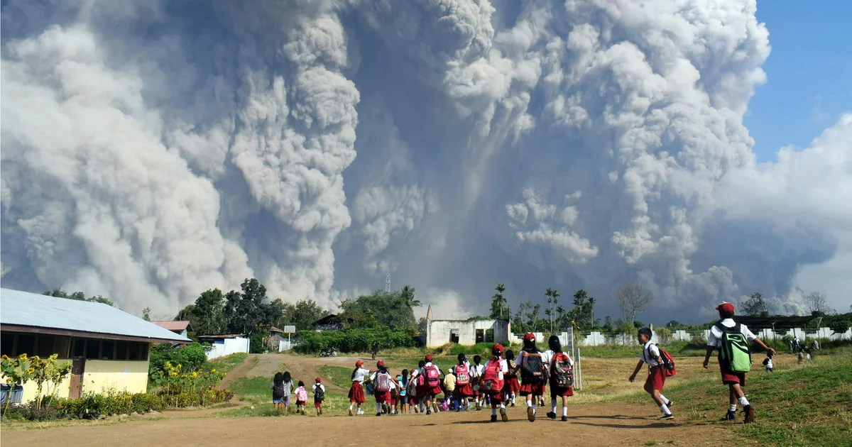 Maskapai penerbangan dalam "peringatan merah" saat gunung berapi menyemburkan abu panas ke langit