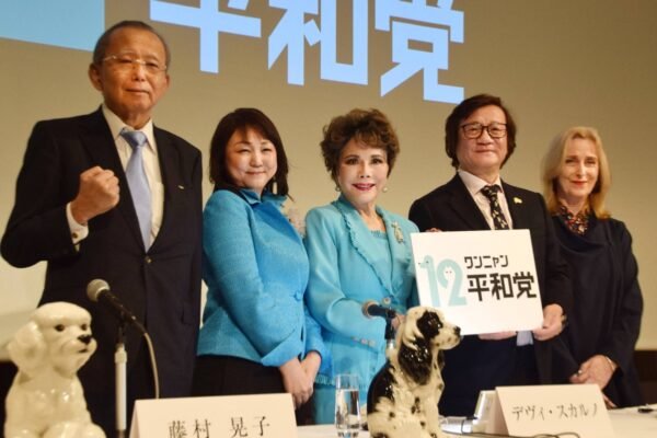 Selebriti Dewi Sukarno meluncurkan kelompok politik untuk hak-hak hewan