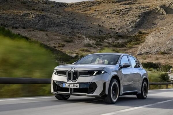 BMW iX3 baru menampilkan efisiensi listrik dan dinamika berkendara yang ditingkatkan