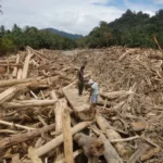 Banjir Akibat Badai di Indonesia Mengubah Batang Kayu Menjadi Proyektil Terapung