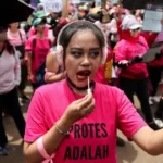 Indonesia: Ratusan perempuan dengan sapu bergabung dalam aksi protes saat Prabowo terbang ke Cina
