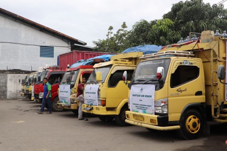 Indonesia mengirim 25 truk air ke Aceh setelah banjir dan tanah longsor