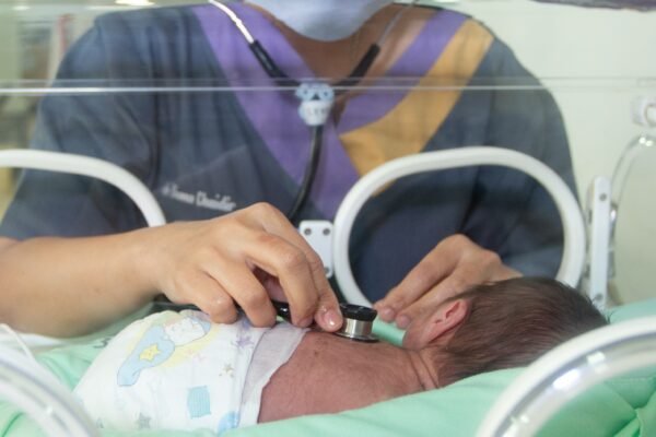 "Keselamatan pasien sejak awal!": WHO dan UNFPA menyerukan pelayanan kesehatan yang lebih aman bagi setiap bayi dan anak di Indonesia