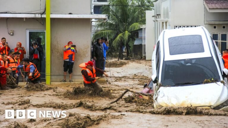 Lebih dari 400 orang tewas akibat banjir di Indonesia, kata para pejabat
