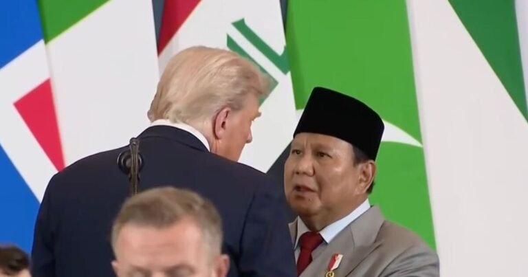 Presiden Indonesia mengatakan kepada Trump bahwa dia ‘tidak aman’ dalam momen hot mic