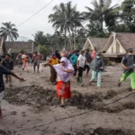 Warga di bawah bayang-bayang gunung berapi Indonesia bersiap menghadapi kehancuran