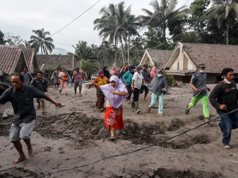 Warga di bawah bayang-bayang gunung berapi Indonesia bersiap menghadapi kehancuran