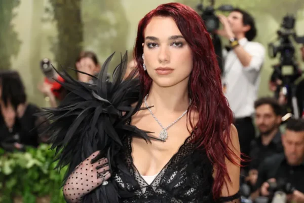 Dua Lipa membatalkan konser di Indonesia karena alasan keamanan.