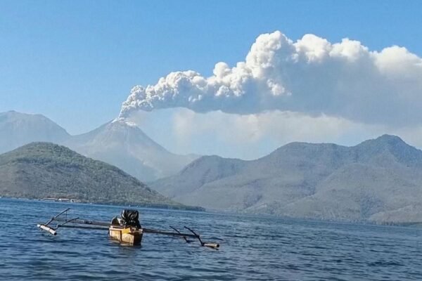 Gunung Lewotobi Laki Laki di Indonesia terus memuntahkan abu panas lebih dari seminggu setelah meletus, menewaskan setidaknya sembilan orang.