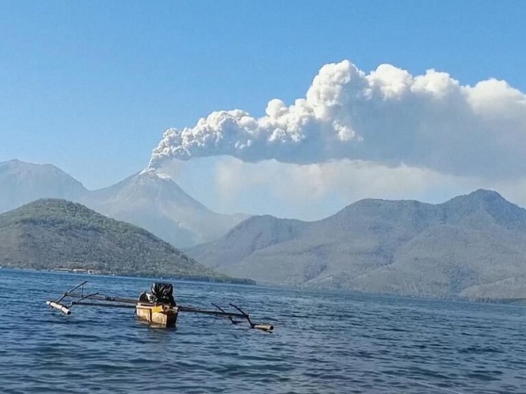 Gunung Lewotobi Laki Laki di Indonesia terus memuntahkan abu panas lebih dari seminggu setelah meletus, menewaskan setidaknya sembilan orang.