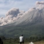Gunung Sinabung di Indonesia meletus kembali dan mengeluarkan semburan abu panas baru.