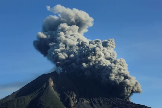 Gunung Sinabung di Indonesia memuntahkan semburan abu panas baru.