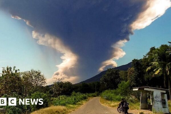 Gunung berapi Indonesia, Gunung Lewotobi Laki-laki, memuntahkan awan abu yang besar saat meletus kembali.