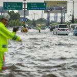 Hujan deras mengganggu 109 penerbangan di Bandara Soekarno-Hatta Indonesia.