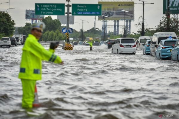 Hujan deras mengganggu 109 penerbangan di Bandara Soekarno-Hatta Indonesia.