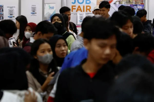 Indonesia memiliki 44 juta anak muda. Sulit sekali untuk mendapatkan pekerjaan bagi mereka