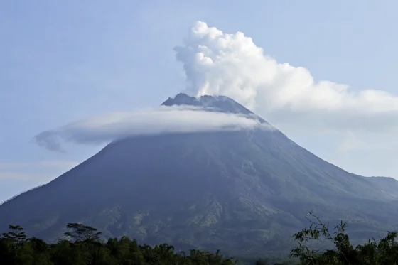 Ratusan orang dievakuasi saat Gunung Merapi di Indonesia memuntahkan awan panas.