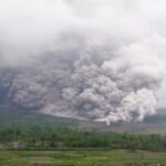 Tonton: Gunung Semeru di Indonesia memuntahkan awan abu raksasa saat meletus.