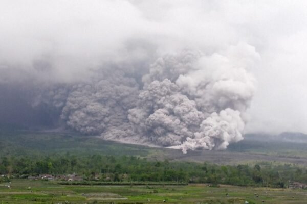 Tonton: Gunung Semeru di Indonesia memuntahkan awan abu raksasa saat meletus.