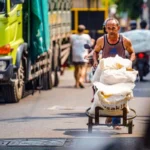 59 Persen Pekerja Indonesia Berstatus Informal, Ekonom UGM Mendorong Perlindungan Tenaga Kerja yang Lebih Kuat