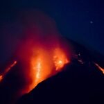 Gunung Merapi di Indonesia meletus dan mengeluarkan aliran lava.