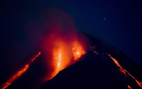 Gunung Merapi di Indonesia meletus dan mengeluarkan aliran lava.