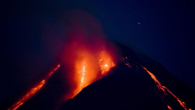 Gunung Merapi di Indonesia meletus dan mengeluarkan aliran lava.