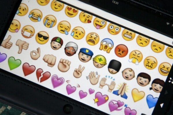 Indonesia telah mulai melarang penggunaan emoji.