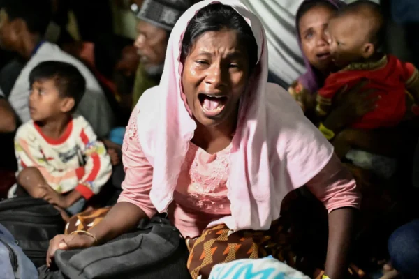 Mahasiswa Indonesia mengusir Rohingya dari tempat penampungan dan menuntut deportasi.