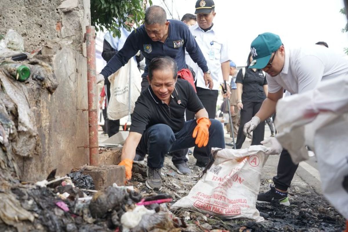 Menteri menyerukan tindakan terkoordinasi untuk mengatasi masalah sampah di Indonesia.