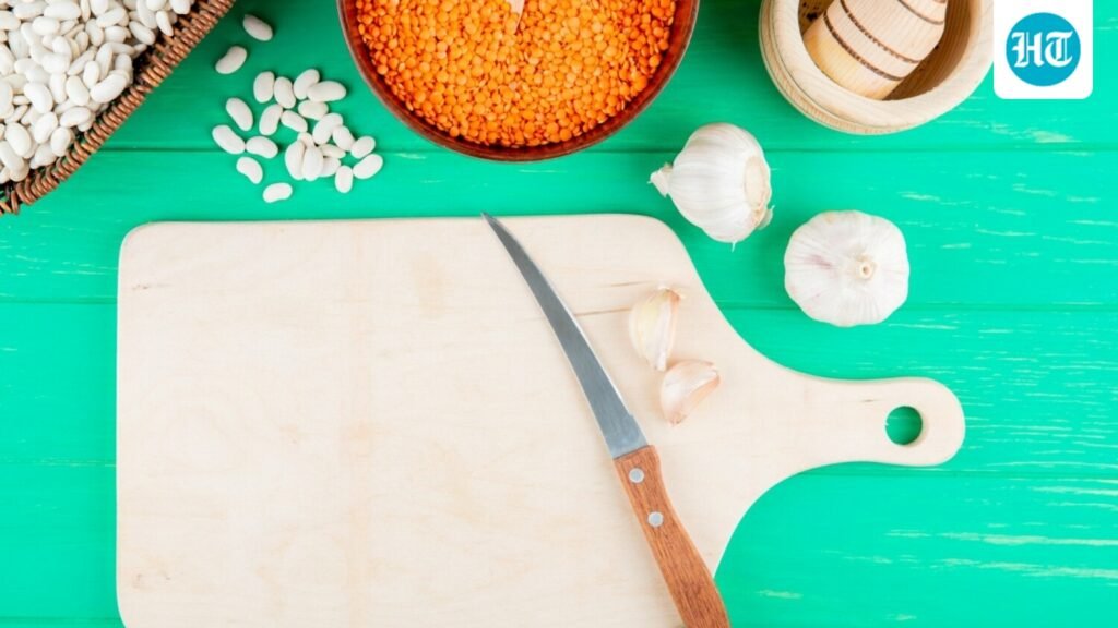 Seorang dokter bedah dari Chennai mengungkapkan alasan sebenarnya mengapa ia melarang lima hal ini di rumahnya: papan potong plastik, makanan siap saji.