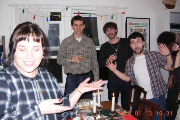 Bosan dengan kecerdasan buatan, orang-orang mulai beralih ke gaya hidup analog pada tahun 2026