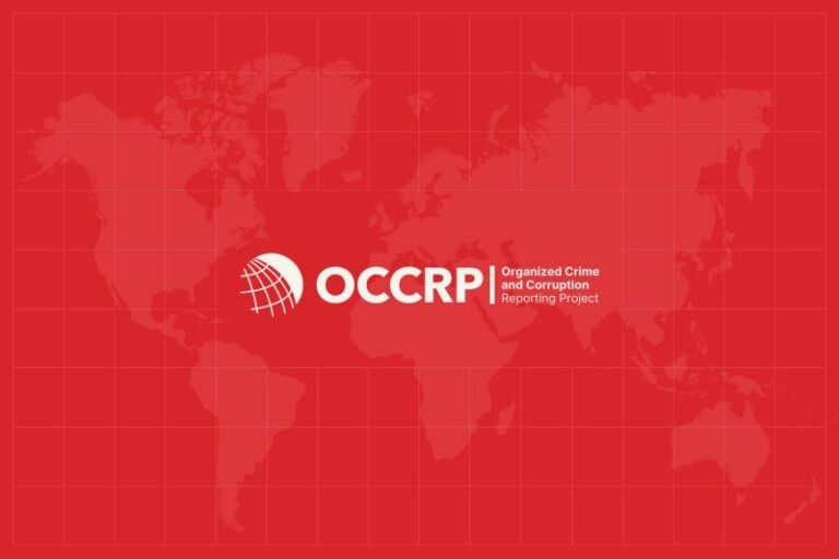 Di Balik Keputusan (Indonesia): Bagaimana Penghargaan ‘Tokoh Tahun Ini’ dari OCCRP Menyoroti Perjuangan Melawan Korupsi