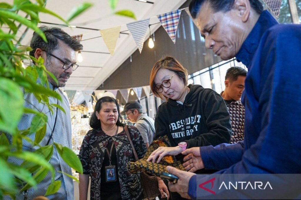 Ekonomi kreatif Indonesia dipuji sebagai mesin baru pertumbuhan.