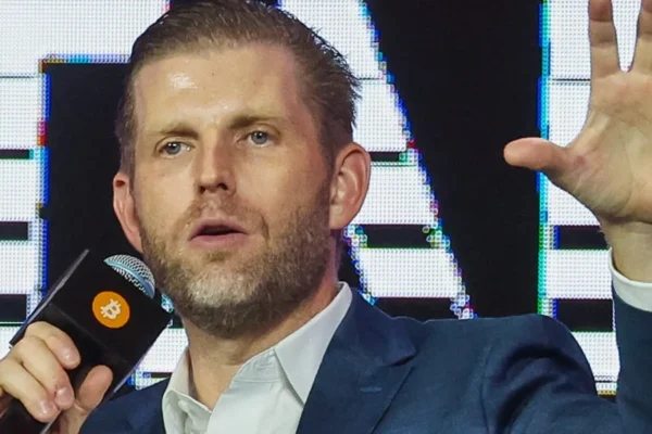 Eric Trump Menanggapi Pernyataan Ayahnya yang Terekam Mikrofon Terbuka Mengenai Dirinya kepada Presiden Indonesia