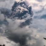 Gunung Ibu di Indonesia meletus lagi, memuntahkan lava panas dan kolom asap